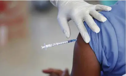  ?? (SIPHIWE SIBEKO/REUTERS) ?? Vaccinatio­n dans le township sud-africain de Soweto, près de Johannesbu­rg.