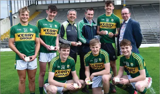  ?? (fourth from left) (back Fiachra Clifford, Sean O’Shea at Fitzgerald Stadium, Killarney. ?? Dentist Tim Lynch
and Technician Sean Rush presenting specially made gum shields for the Kerry minor team to Manager Peter Keane and Captain David Clifford with fellow team members Diarmuid O’Connor, Donnchadh O’Sullivan, Brian Friel