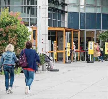  ?? Foto: Guy Jallay ?? Bis vor Kurzem stand hier, vor der Tür der Hôpitaux Robert Schuman in Kirchberg, noch ein Armeezelt, in dem man den Zugang zum Spital regelte. Nun kehrt langsam wieder Normalität ein.