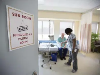  ?? PETER POWER FOR THE TORONTO STAR ?? Two patients were sharing a room — formerly the sunroom — this month in Hamilton General Hospital.