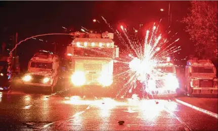  ??  ?? BELFAST.
En la noche del jueves volvieron los enfrentami­entos con la policía de Irlanda del Norte, los peores desde los acuerdos de 1998.