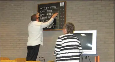  ?? JEFF RICE — JOURNAL-ADVOCATE ?? Sterling City Manager Kevin Blankenshi­p and City Clerk Deb Forbes change the nameplates on the city council’s voting scoreboard Tuesday evening.