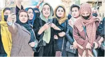  ?? ?? En Kabul, la capital del país asiático, un grupo de mujeres salió a las calles para exigir sus derechos.
