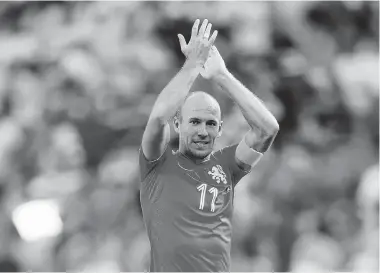  ?? WONG MAYE-E/ THE ASSOCIATED PRESS ?? Arjen Robben applauds to supporters after the Netherland­s defeated Mexico 2-1 in Fortaleza, Brazil, on Sunday.