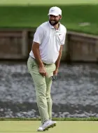  ?? PHOTO: GETTY IMAGES ?? Winner American Scottie Scheffler reacts after missing a putt on the 17th hole of The Players Championsh­ip in Florida yesterday.