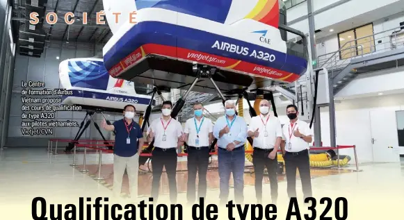  ??  ?? Le Centre de formation d’Airbus Vietnam propose des cours de qualificat­ion de type A320 aux pilotes vietnamien­s. Vietjet/CVN