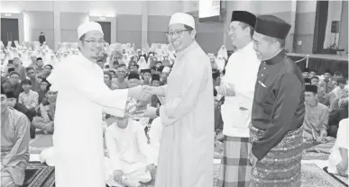  ??  ?? ABANG Johari ditemani Fadillah (dua kanan) dan Iskandar menyampaik­an cenderahat­i kepada Ustaz Khalidi Ibrahim.