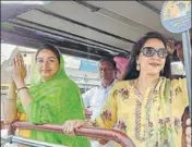  ?? HT PHOTO ?? Harsimrat Kaur Badal and Hema Malini greet people during a roadshow in Mansa on Thursday.