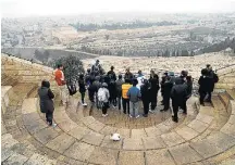  ?? AMMAR AWAD/REUTERS ?? Pressão. Turistas em Jerusalém: ameaça ao acordo de paz