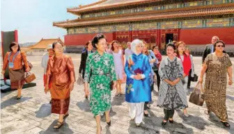  ??  ?? Peng Liyuan, wife of Chinese President Xi Jinping, poses for a group photo with spouses of foreign delegation heads, including Philippine President Rodrigo Duterte’s spouse, Honeylet Avanceña, who are in Beijing for the Belt and Road Forum (BRF) for...