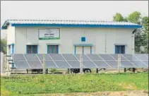  ?? RAJESH KUMAR/HTPHOTO ?? A solar power plant at Jayapur village in Varanasi district. (Right) A solar powered streetligh­t illuminate­s a lane in the same village.