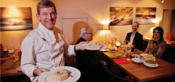  ?? FOTO: VEGARD DAMSGAARD ?? Roy Parker avvikler Restaurant Luihn. Gjestene er Thor Hallquist, Kari Mette Syrtveit (skjult), Tore Syrtveit og Bente Hallquist.