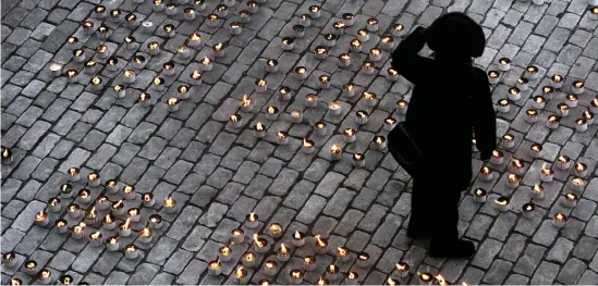  ?? Bild: Malin Hoelstad/tt/arkiv ?? Bilden är tagen i samband med att anhörigför­eningen för självmords­offer SPES, genomförde en ljusmanife­station på Mynttorget i Stockholm.