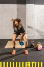  ??  ?? fUn error muy común es dejar el brazo sin carga muerto y otro habitual es llevar la kettlebell por debajo de las rodillas, recordad que la pesa ha de ir pegada a la cadera, no más abajo.