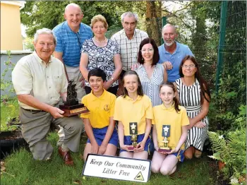 ??  ?? Tim Corcoran (left) presenting The Pat Corcoran Memorial Award to winner of the Lissivigee­n Environmen­tal Awareness AnitLitter Poster competitio­n Mia Counihan with Cliona Lynch 2nd and Faye O’Neill 3rd with (centre) Artist Tracy Russell, and Eileen...