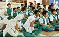  ?? DIKA KAWENGIAN/JAWA POS ?? LANJUT MATEMATIKA: Para pelajar SD SAIM Surabaya mengikuti doa bersama setelah menyelesai­kan ujian sekolah nasional hari pertama kemarin.