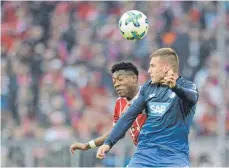  ?? FOTO: MATTHIAS BALK/DPA ?? Der Titelverte­idiger FC Bayern München (hinten David Alaba) trifft zum Saisonstar­t in der Bundesliga auf die TSG 1899 Hoffenheim (hier Pavel Kaderabek).