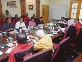  ?? ADIBAH AHMAD IZAM PIC BY NUR ?? GPMOTO president Datuk Seri Ab Rauf Yusof chairing a meeting at the Malaysia Agro Exposition Park Serdang yesterday.