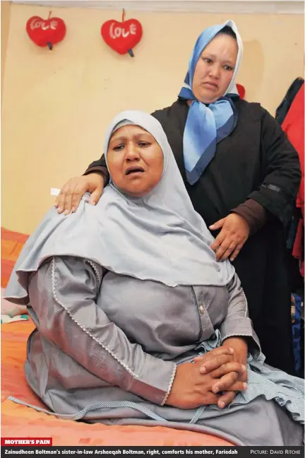  ?? PICTURE: DAVID RITCHIE ?? MOTHER’S PAIN
Zainudheen Boltman’s sister-in-law Arsheeqah Boltman, right, comforts his mother, Fariedah