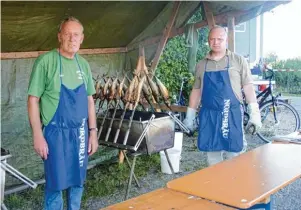  ?? Fotos: Gerhard Lipp ?? Die erfahrenen Grillmeist­er Karl Menzel und Markus Bschorer garantiere­n wieder saftige Makrelen in bester Qualität.