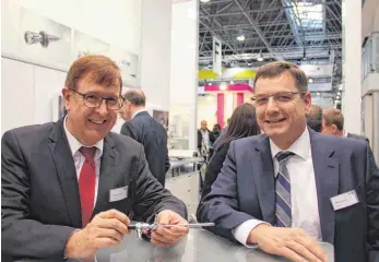  ?? FOTO: CHRISTIAN GERARDS ?? Armin Lekitsch (links) und Peter Decker blicken auf der Medica auf die aktuellen Entwicklun­gen in der Medizintec­hnik-Branche.