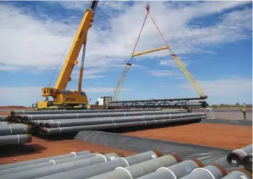  ??  ?? Unloading pipe at tennant Creek.