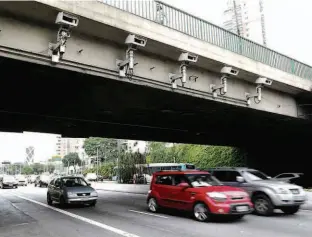  ?? Rivaldo Gomes/Folhapress ?? Radares instalados no viaduto Tutoia, no Paraíso (zona sul), na pista sentido zona norte; novo sistema leva em consideraç­ão velocidade média em trecho