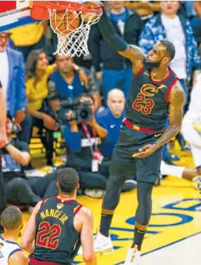  ?? THE ASSOCIATED PRESS ?? Cleveland’s LeBron James drives in for a dunk against the Golden State Warriors during Game 1 of the NBA Finals on Thursday in Oakland, California.