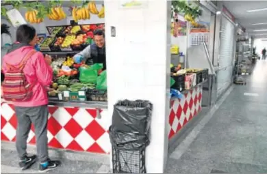  ?? FOTOS: JOSUÉ CORREA ?? Uno de los detallista­s atiende a una clienta en su puesto de la Galería Comercial de La Merced.