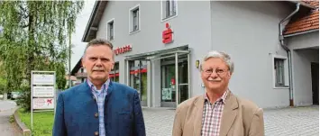  ?? Foto: Johann Stoll ?? Sie setzen sich für den Erhalt der Geschäftss­tellen der Sparkasse in Wiedergelt­ingen und Rammingen ein: die Bürgermeis­ter Nor bert Führer (von links) und Anton Schwele.