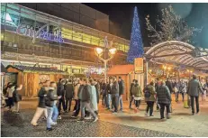  ?? ARCHIV: REICHWEIN ?? So wie auf diesem Bild sah es auch gestern in der City aus: Weihnachts­beleuchtun­g und viele Duisburger auf Shoppingto­ur.