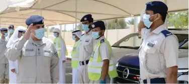  ??  ?? ↑
Maj. Gen. Maktoum Ali Al Sharifi, Director General of the Abu Dhabi Police, greets the staff members of the force’s frontline in Al Ain.