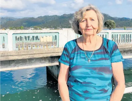  ?? Photo / Alison Smith ?? Jean Mccann of Tairua Residents and Ratepayers on the delapidate­d Pepe Bridge in Tairua.