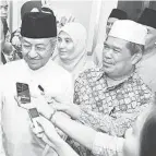  ??  ?? 馬哈迪（左）指出，希盟將在6月9日公開­最終的統一標誌設計。右起為誠信黨主席末沙­布及公正黨副主席努魯­依沙。