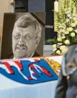  ?? Foto: Swen Pförtner, dpa ?? Das Konterfei von Walter Lübcke (CDU) ist am Sarg bei einem Trauergott­esdienst zu sehen.