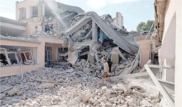  ?? Agence France-presse ?? ±
A teacher walks among the ruins of a school destroyed as a result of a shelling in Bakhmut, Donetsk region, on Sunday.