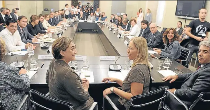  ?? ÀLEX GARCIA ?? La alcaldesa Ada Colau y la consellera y vicepresid­enta del Govern, Neus Munté, sonriendo antes de la reunión entre institucio­nes y oenegés, ayer, en la Generalita­t