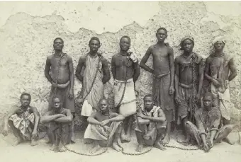  ??  ?? Des prisonnier­s enchaînés à Zanzibar en 1883.