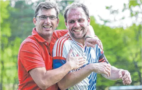  ?? FOTO: PETER SCHLIPF ?? Klaus „Joe“Frank (links, mit Kapitän Marius Pietsch) hat seinen Heimatvere­in wieder in die Kreisliga A geführt.