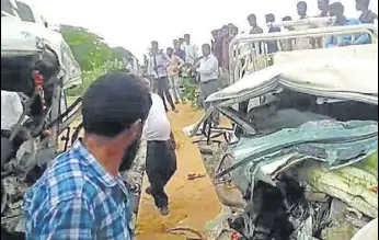  ?? PHOTO HT ?? The mangled remains of the mini bus and the jeep after the accident near Agolai village on the Jodhpurjai­salmer highway on Friday afternoon.