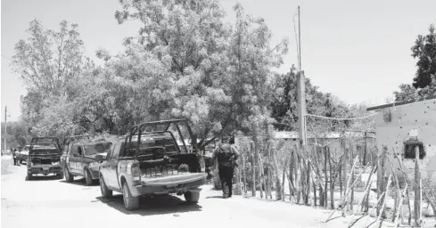  ?? FOTO: JORGE LUIS COTA/CORTESÍA ?? > Elementos del Ejército Mexicano, de la Guardia Nacional y agentes policiales llegan al lugar del ‘agarre’ y acordonan la zona.