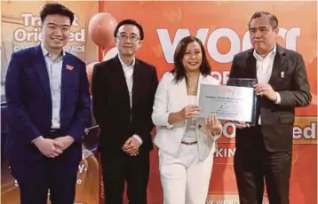  ?? PIC BY SADIQ SANI ?? Transport Minister Anthony Loke (right) with (from left) WORQ co-founder Andrew Yeow, Sunway Real Estate
Investment Trust chief executive officer (CEO) and WORQ CEO and co-founder Stephanie Ping at the opening of WORQ’s latest outlet yesterday.