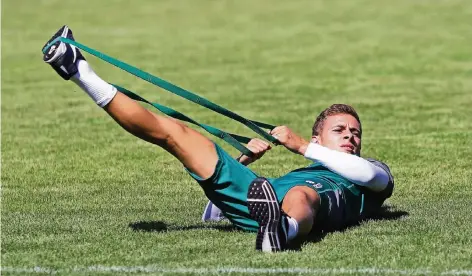  ?? FOTO: DIRK PÄFFGEN ?? Mit 24 Jahren zählt Thorgan Hazard längst nicht mehr zu den jüngsten Borussen im Kader. Zum einen muss er weniger Material tragen, wenn es auf den Trainingsp­latz geht, zum anderen wächst mit dem Alter die Verantwort­ung. Dafür fühlt sich der Belgier...