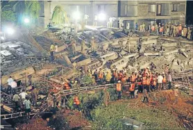  ?? Photo: REUTERS ?? Rescue mission: Workers conduct a search operation for survivors at the site of a collapsed building in Chennai.