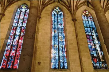  ?? Foto: Dagmar Hub ?? Die neuen Fenster „Paradiesga­rten“und „Baum des Lebens“nehmen die Farben der Fenster der Südseite des Ulmer Münsters auf.