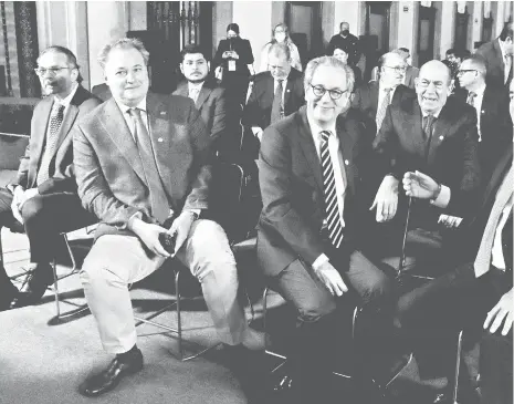  ?? ?? Los empresario­s Antonio del Valle Perochena y Francisco Cervantes, en Palacio Nacional, ayer