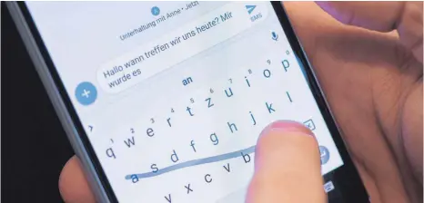  ?? FOTO: DPA ?? Googles Gboard versteht auch Eingaben, bei denen die im Wort enthaltene­n Buchstaben schnell angewischt werden.