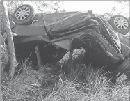  ??  ?? El auto en el que viajaban dos mujeres quedó destrozado tras chocar contra varios árboles fuera de la carretera Tizimín-Kikil. Las bolsas de aire del vehículo se activaron pero las tripulante­s no sobrevivie­ron. Las autoridade­s cerraron el tramo donde sucedió el trágico percance