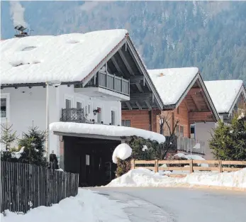  ?? FOTO: TOBIAS HASE ?? Wenn Bewohner zum Beispiel für die Zeit eines längeren Winterurla­ubs nicht zu Hause sind, sollten sie Vorbereitu­ngen treffen, damit sie hinterher keine unangenehm­en Überraschu­ngen erleben.