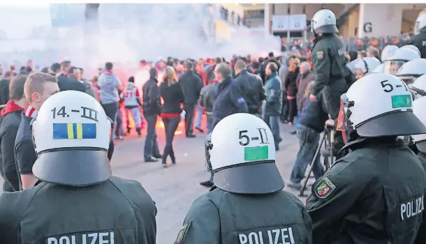  ?? FOTO: UWE MISERIUS ?? Unter anderem bei Fußballspi­elen, auch in Leverkusen, ist die Polizei gefordert.